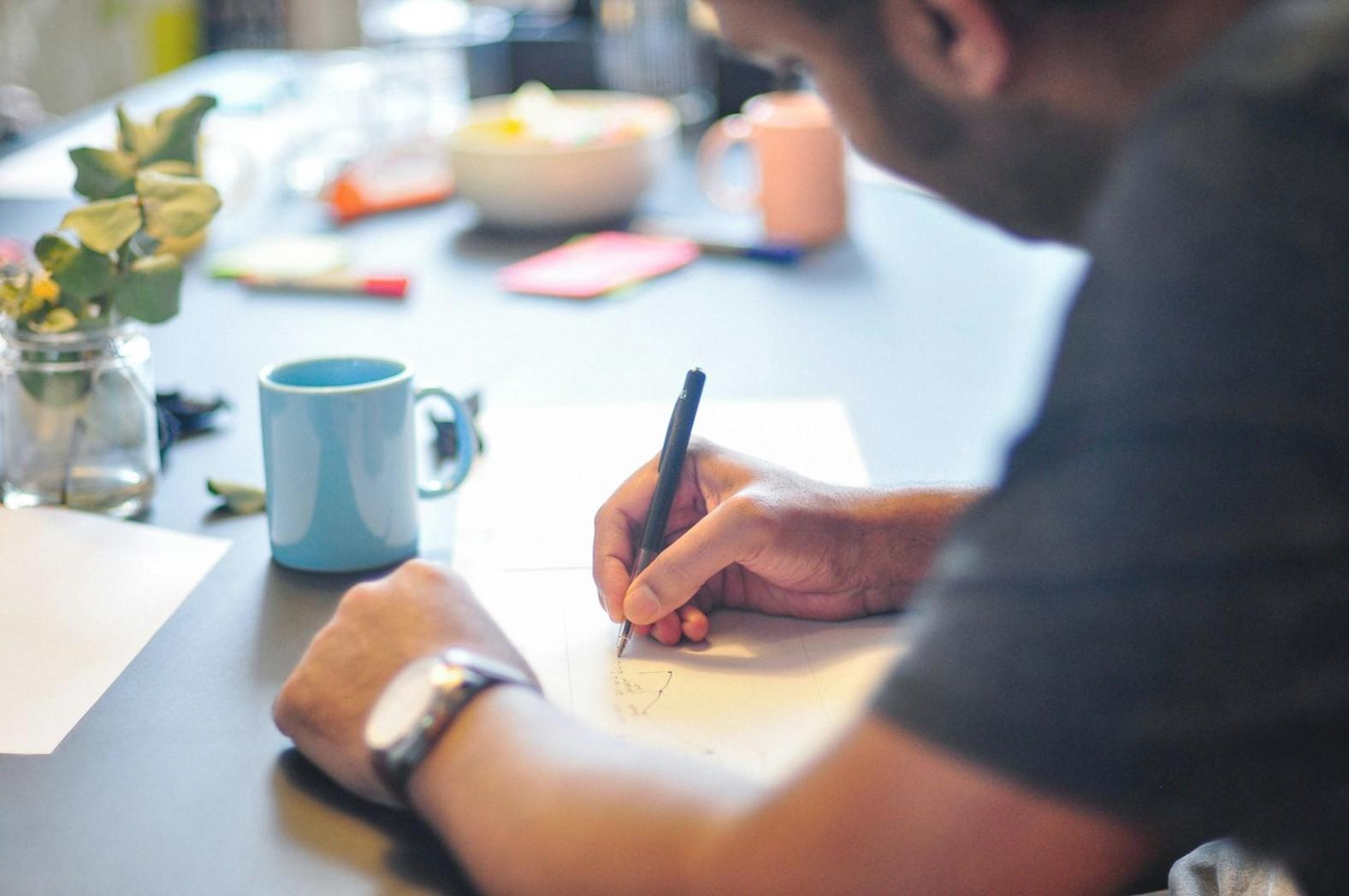 Espace de travail organisé avec documents financiers